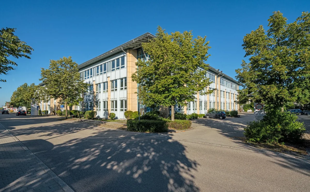 Fassade und Zufahrt von der Zeppelinstraße