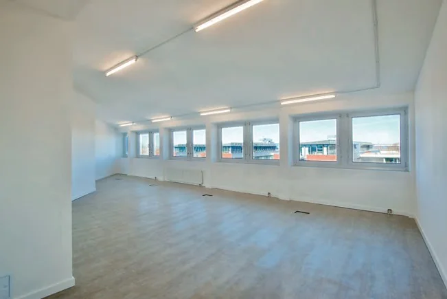 Helles Büro im Dachgeschoss mit Vinylboden